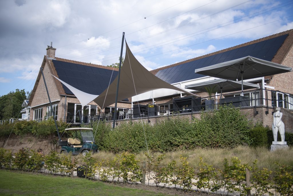 horeca overkapping op maat doek - Manta Roofs Horeca-overkapping-op-maat-golfbaan-hasselt