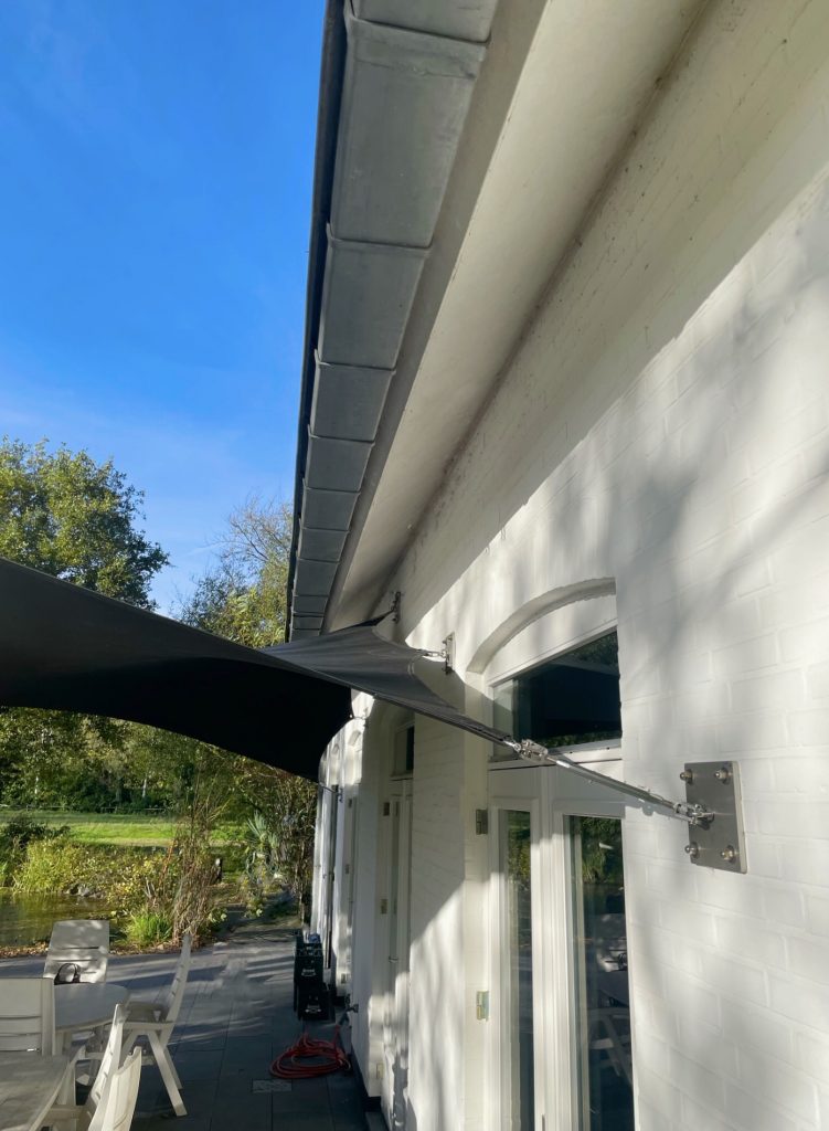 Zeildoek_overkapping_aan_huis - Manta Roofs muurbevestiging-zeildoek-overkapping