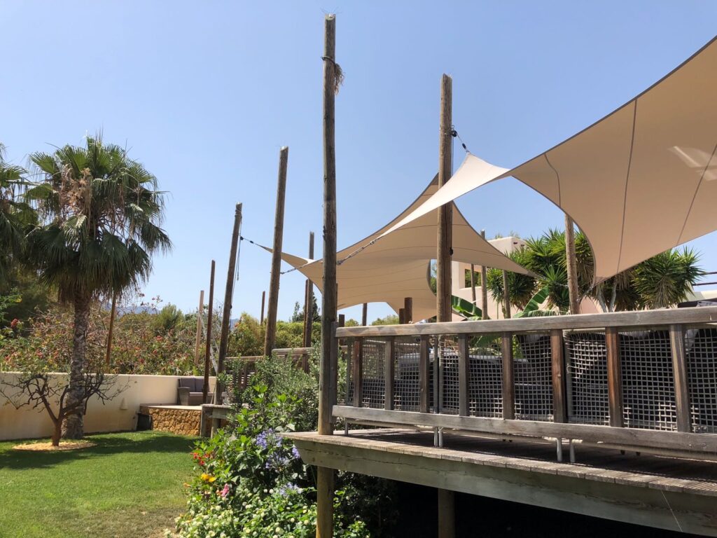 manta_roofs_verwijderbaar_zeildoek - Manta Roofs maatwerk-schaduwdoek-stormvasat-verwijderbaar-manta-roofs