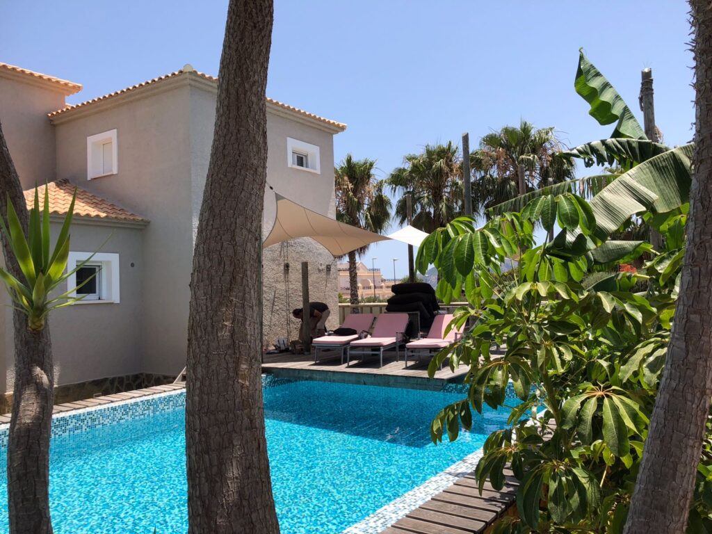 Luxe_overkapping_van_zeil_zwembad - Manta Roofs Mantaroofs-luxe-overkapping-bij-zwembad