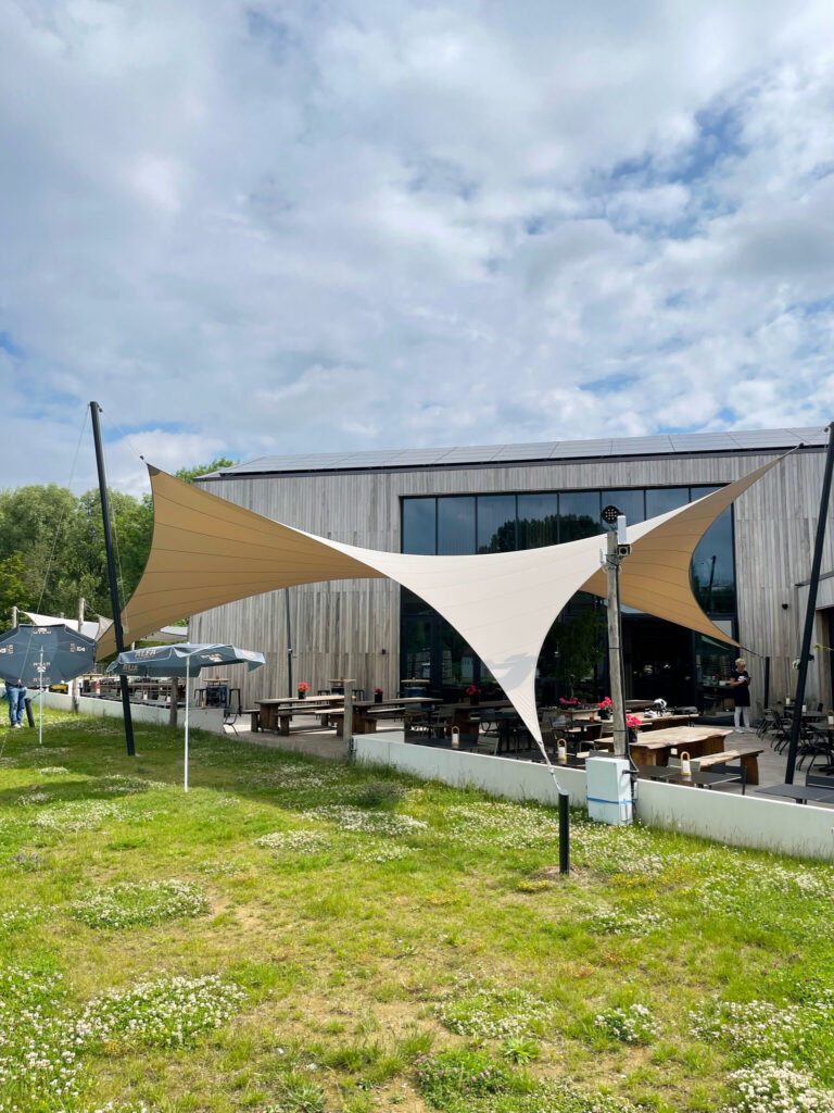 Terrasoverkapping_van_zeildoek_alfa_brouwerij_schinnen - Manta Roofs Alfa-Brouwerij-Schinnen-terrasoverkapping-manta-roofs