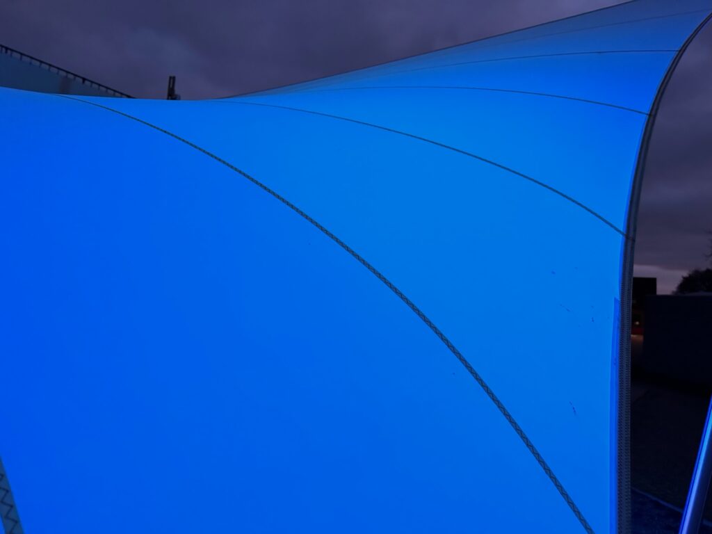 sfeervolle_verlichting_terras_buiten - Manta Roofs overkapping-van-textiel-manta-roofs-vergunningsvrij-stormvasat-verwijderbaar