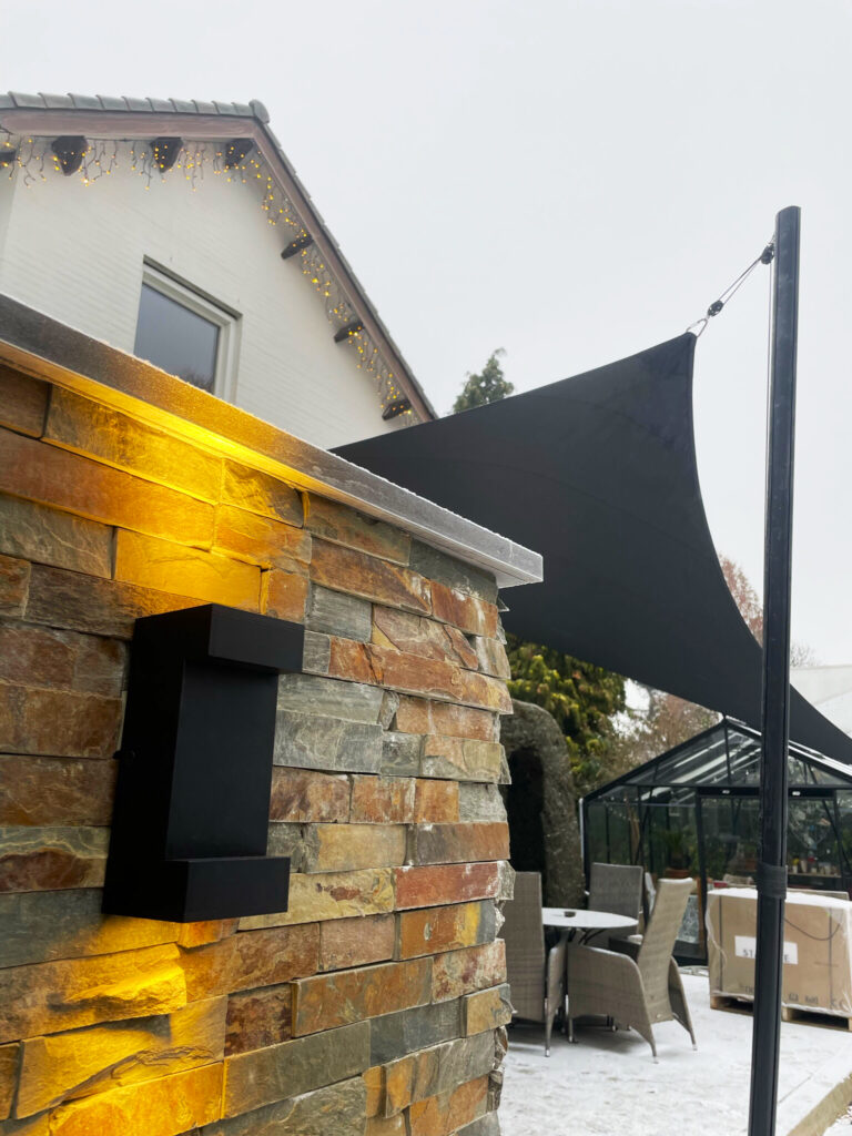 Luxe-overkapping-van-textiel-verlichting - Manta Roofs Sfeervolle_overkapping_verlichting_mantaroofs