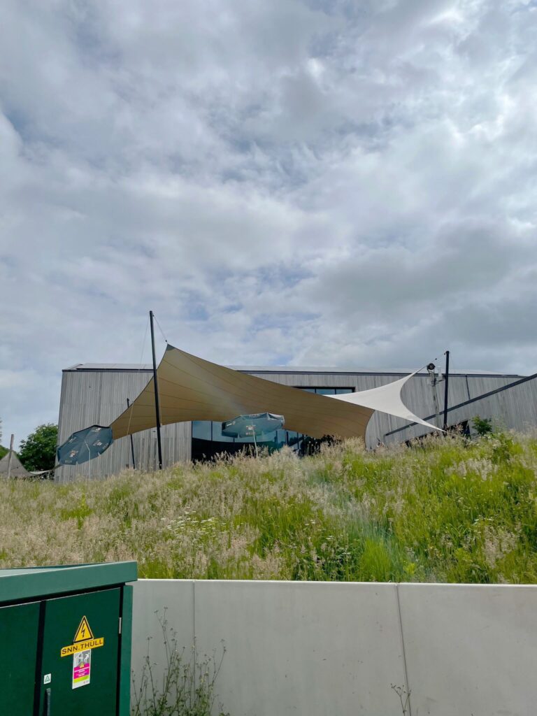 Stormvaste-horeca-zeil-zeildoek-op-maat-taupe-restaurant-sfeervol - Manta Roofs Stormvaste-horeca-zeil-zeildoek-op-maat-taupe-restaurant-sfeervol