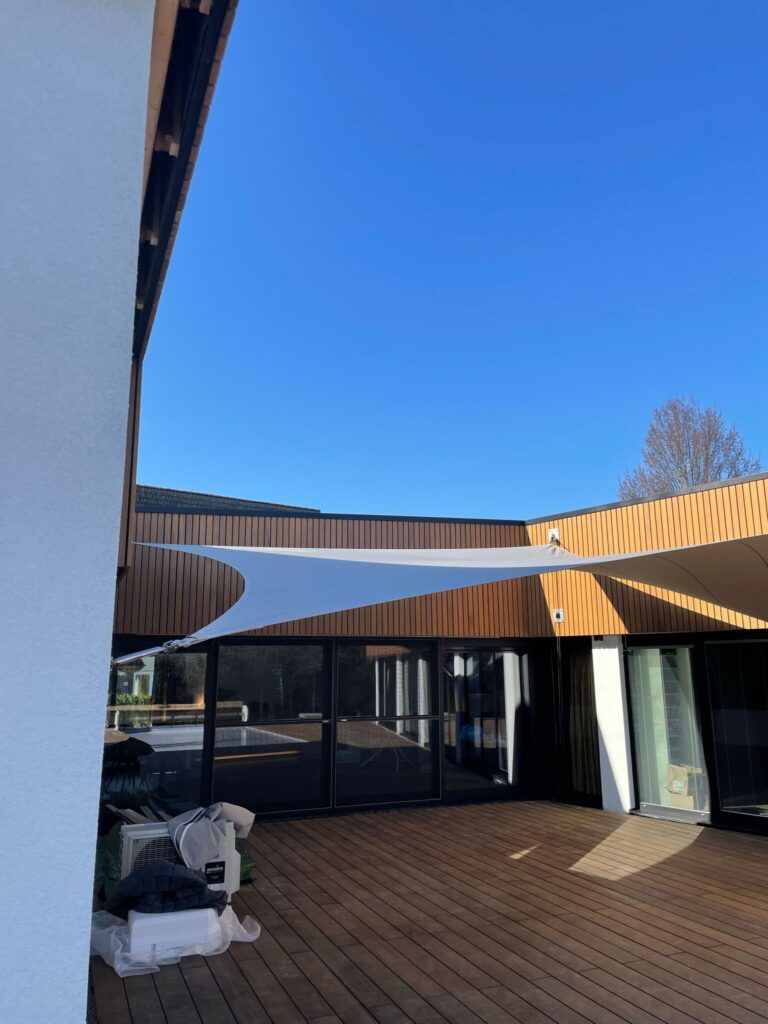 Taupe-terrasoverkapping-doek-zeildoek-sfeervol-demontabel - Manta Roofs Taupe-terrasoverkapping-doek-zeildoek-sfeervol-demontabel