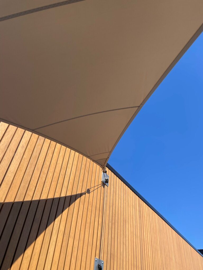 Terrasoverkapping-doek-op-maat-gemaakt-sfeervol-stormvast - Manta Roofs Terrasoverkapping-doek-op-maat-gemaakt-sfeervol-stormvast