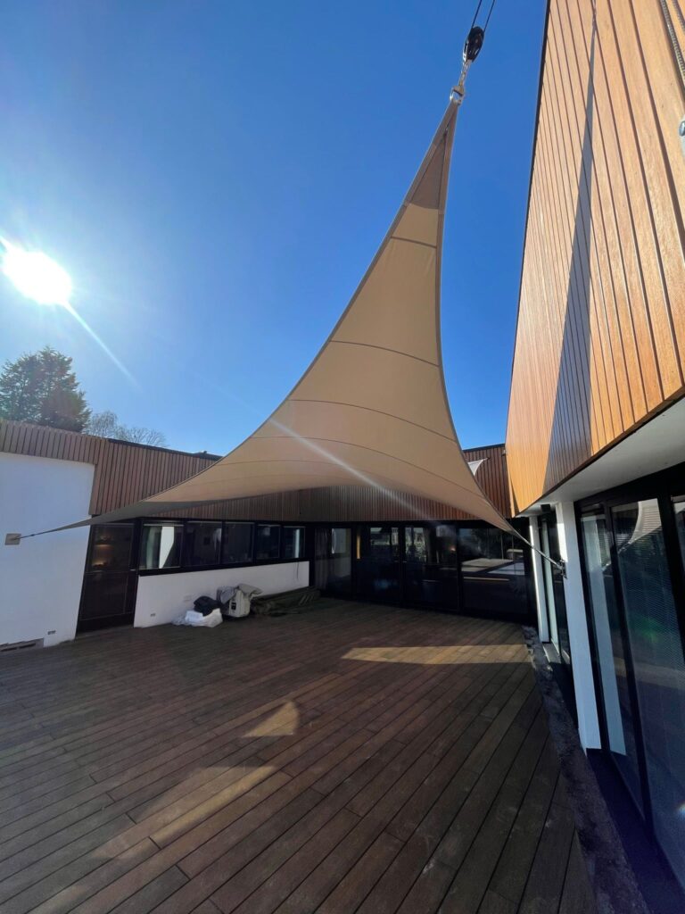 Terrasoverkapping-van-doek-in-de-tuin-tuininspiratie-taupe - Manta Roofs Terrasoverkapping-van-doek-in-de-tuin-tuininspiratie-taupe