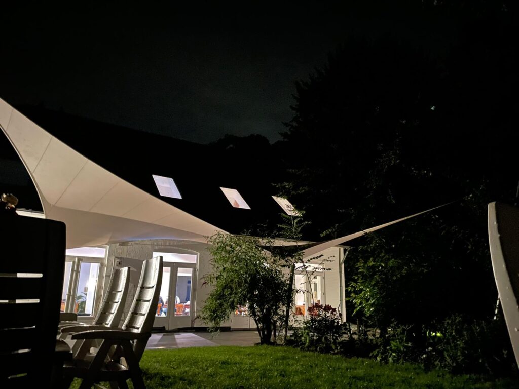 Tuinoverkapping-op-maat-van-textiel-zeildoek - Manta Roofs Tuinoverkapping-op-maat-van-textiel-zeildoek