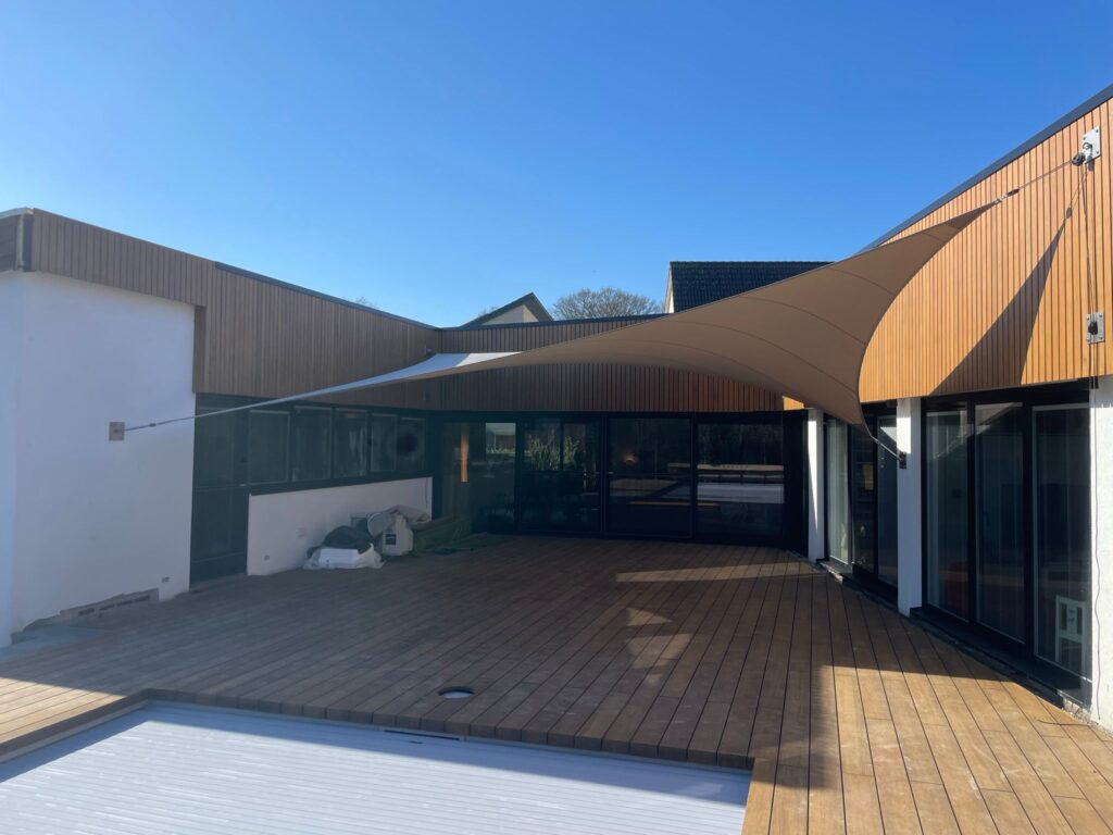 Zeiloverkapping-taupe-verwijderbaar-stormvast-overkapping - Manta Roofs Zeiloverkapping-taupe-verwijderbaar-stormvast-overkapping