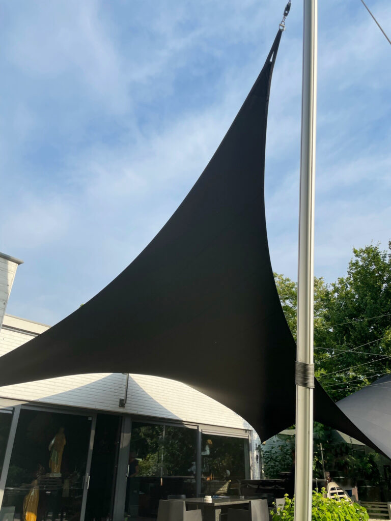 Luxe-zeiloverkapping-tuin-schaduw-buitenleven - Manta Roofs Luxe-zeiloverkapping-tuin-schaduw-buitenleven