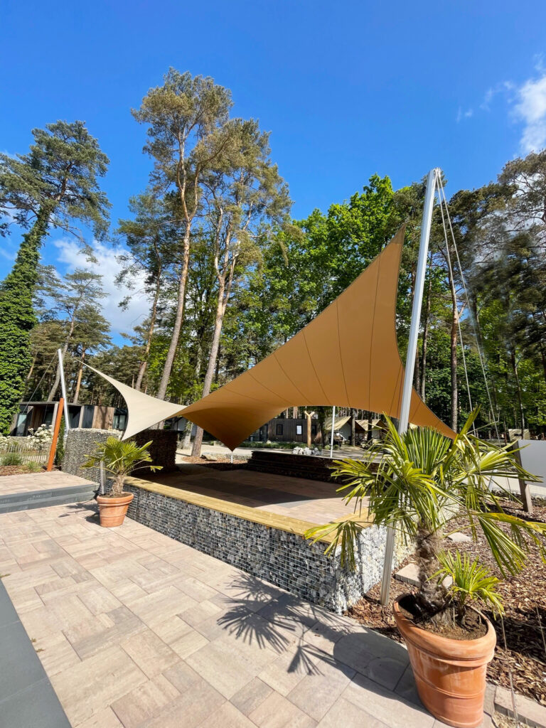 Speelplaats-overkapping-manta-roofs-geplaatst-bij-europarcs-hoge-kempen - Manta Roofs Speelplaats-overkapping-manta-roofs-geplaatst-bij-europarcs-hoge-kempen
