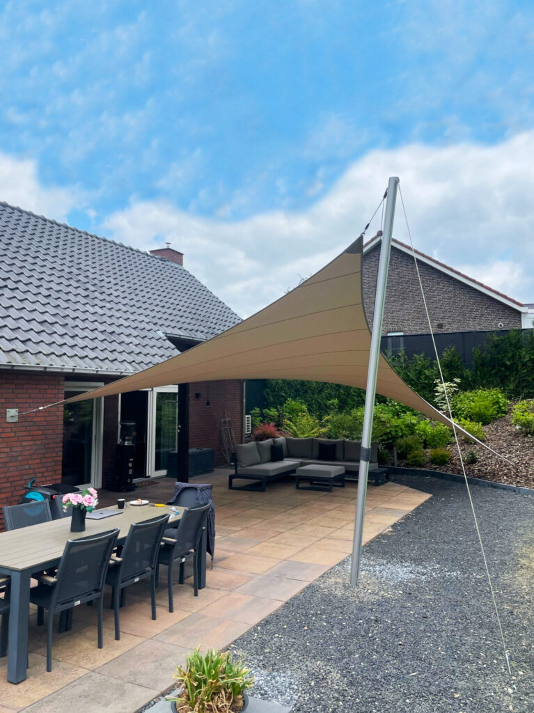 Stormvast-schaduwdoek-op-maat-in-de-tuin - Manta Roofs Stormvast-schaduwdoek-op-maat-in-de-tuin