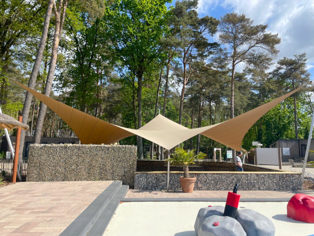 Verwijderbare-overkapping-buitenplaats-stormvast-verwijderbaar-waterdicht - Manta Roofs Verwijderbare-overkapping-buitenplaats-stormvast-verwijderbaar-waterdicht