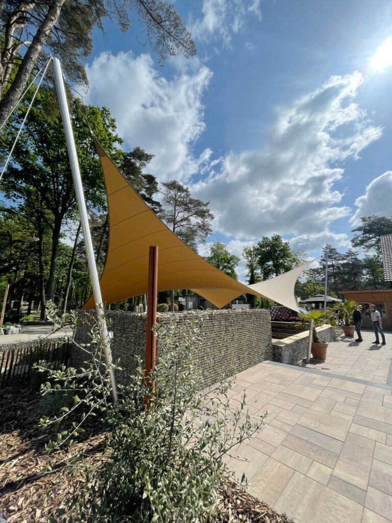 Verwijderbare-overkapping-horeca-restaurant-sfeervol - Manta Roofs Verwijderbare-overkapping-horeca-restaurant-sfeervol