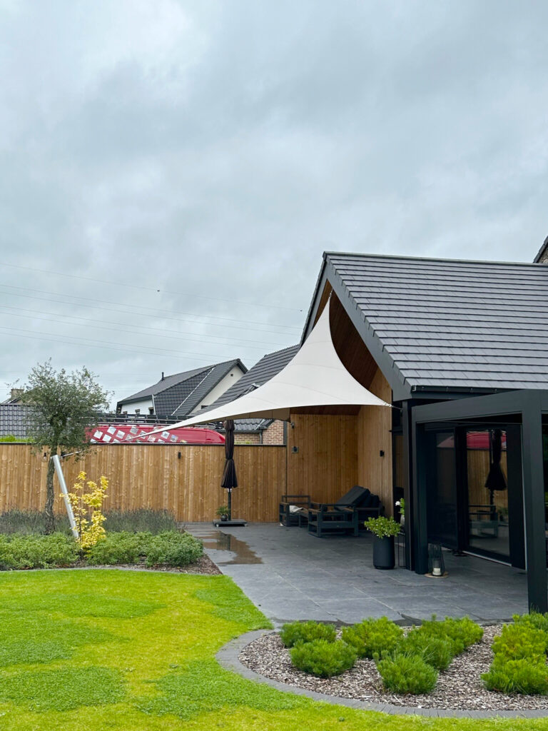 Lofthome-zonwering-op-maat - Manta Roofs