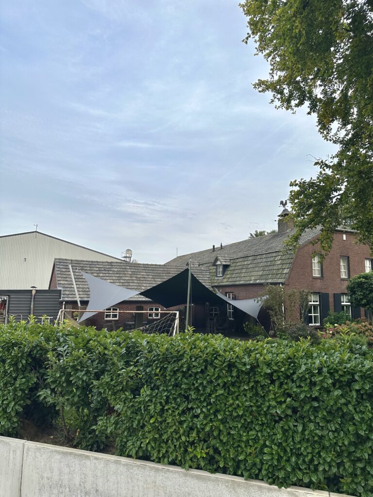 Geeft-een-schaduwdoek-sfeer - Manta Roofs Geeft-een-schaduwdoek-sfeer