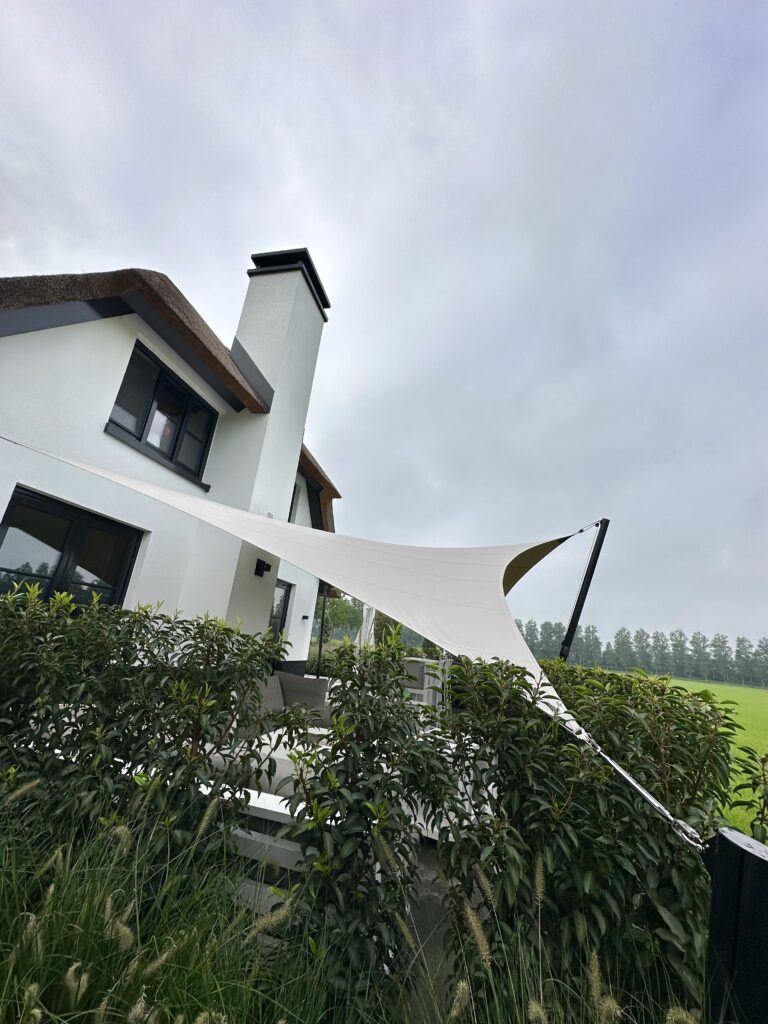 Schaduwdoek-woning-rieten-kap - Manta Roofs Schaduwdoek-woning-rieten-kap