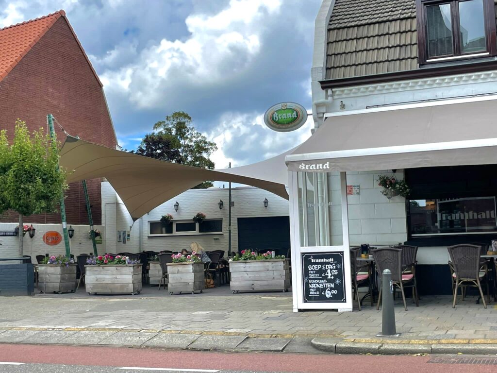 Terrasoverkapping-cafe-tramhalt-weert - Manta Roofs Terrasoverkapping-cafe-tramhalt-weert