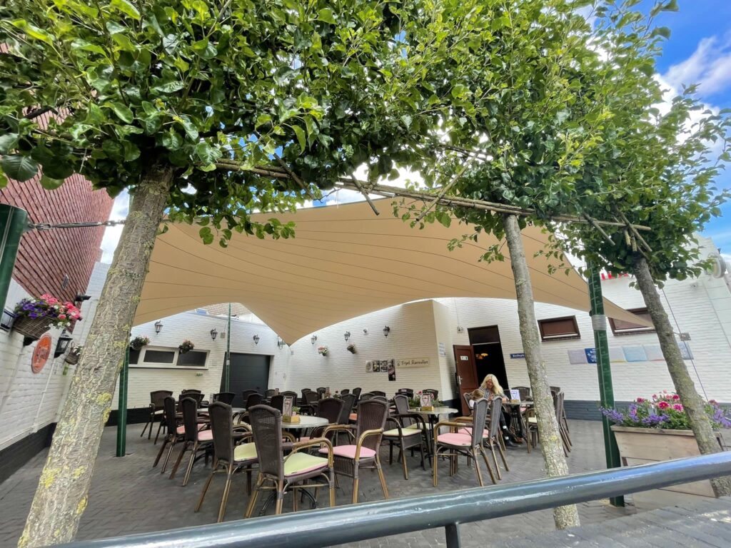 Terrasoverkapping-cafe-tramhalt-weert-verwijderbaar-stormvast - Manta Roofs Terrasoverkapping-cafe-tramhalt-weert-verwijderbaar-stormvast