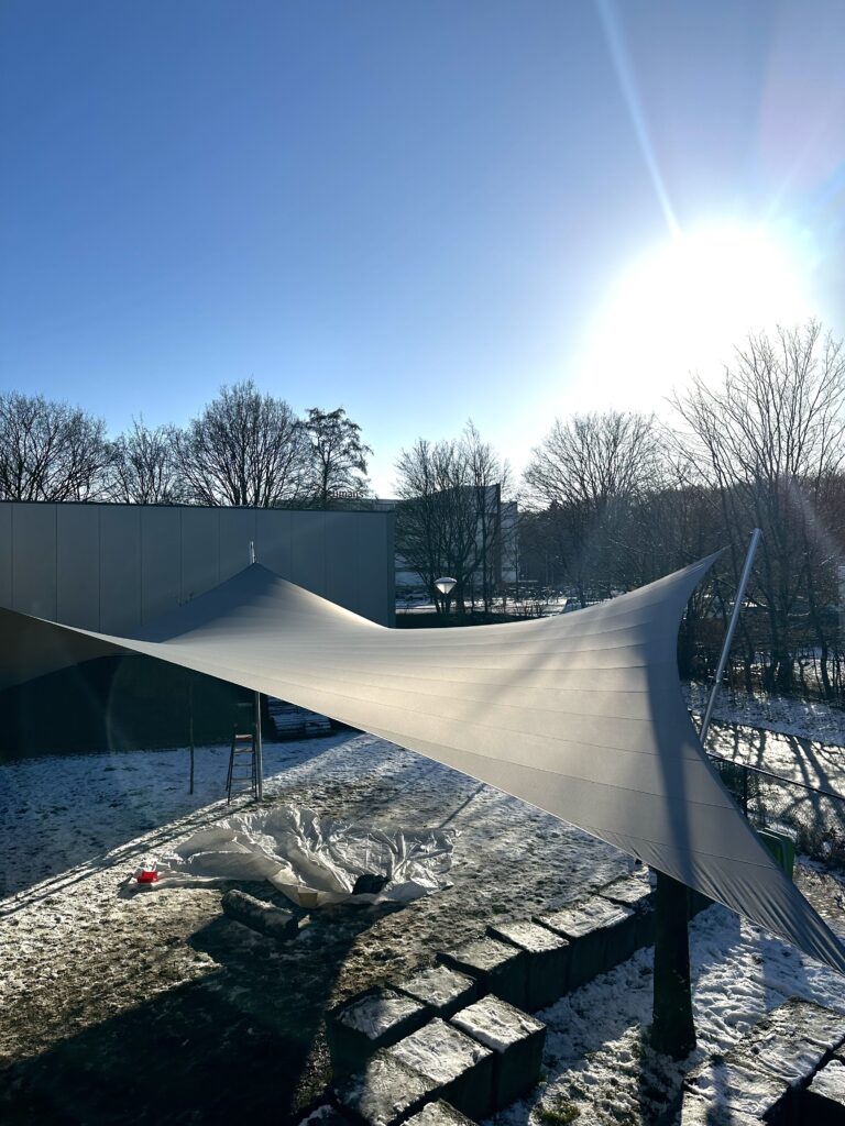 Duurzaam-zonwering-schoolplein-laten-plaatsen - Manta Roofs Duurzaam-zonwering-schoolplein-laten-plaatsen