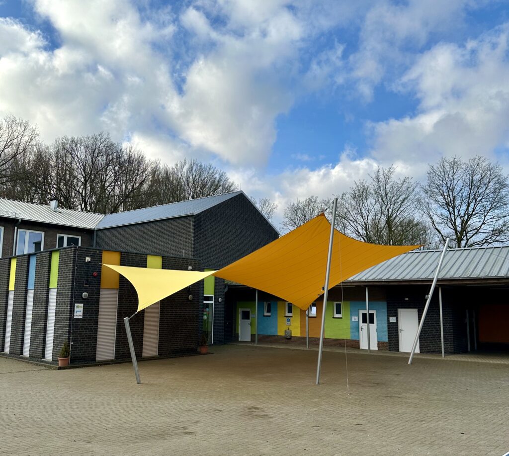 Groot-schaduwdoek-voor-op-het-schoolplein - Manta Roofs Groot-schaduwdoek-voor-op-het-schoolplein