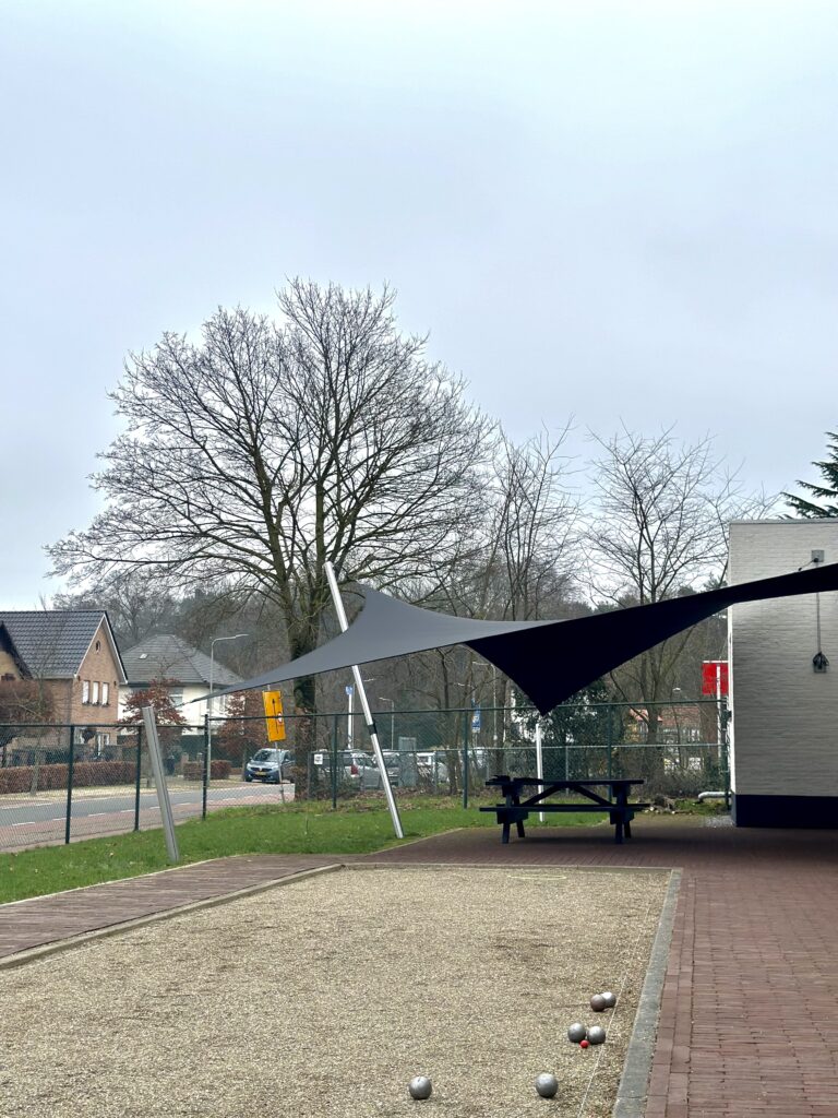 Groot-terras-overkappen-met-een-schaduwdoek - Manta Roofs Groot-terras-overkappen-met-een-schaduwdoek