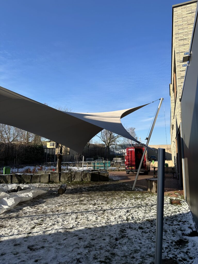 Luxe-zonwering-op-het-schoolplein - Manta Roofs Luxe-zonwering-op-het-schoolplein