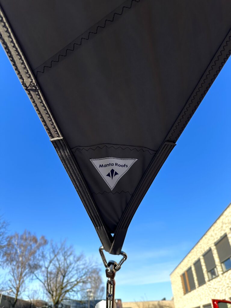 Manta-Roofs-zonwering-op-het-schoolplein - Manta Roofs Manta-Roofs-zonwering-op-het-schoolplein