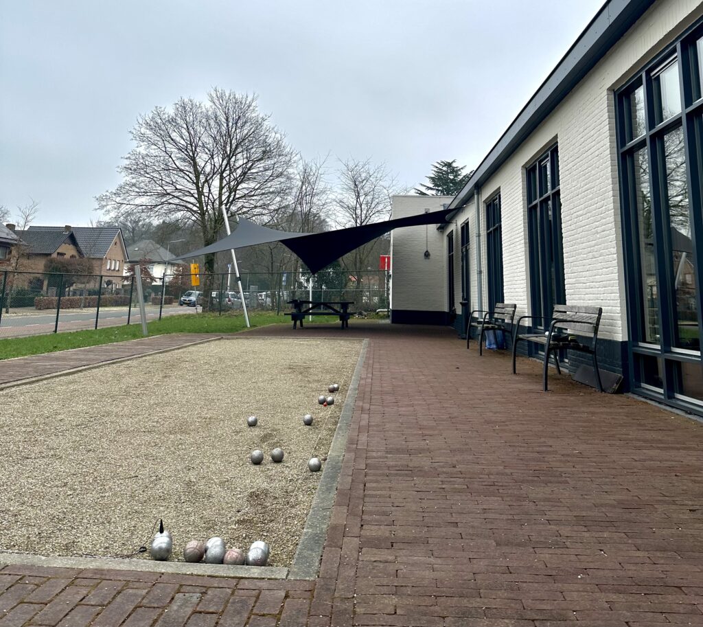 Overkapping-laten-plaatsen-bij-het-dorpshuis - Manta Roofs Overkapping-laten-plaatsen-bij-het-dorpshuis