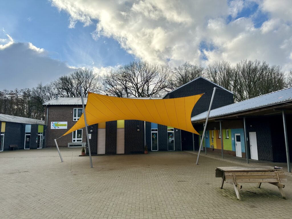 Schaduw-op-het-schoolplein-met-manta-roofs - Manta Roofs Schaduw-op-het-schoolplein-met-manta-roofs