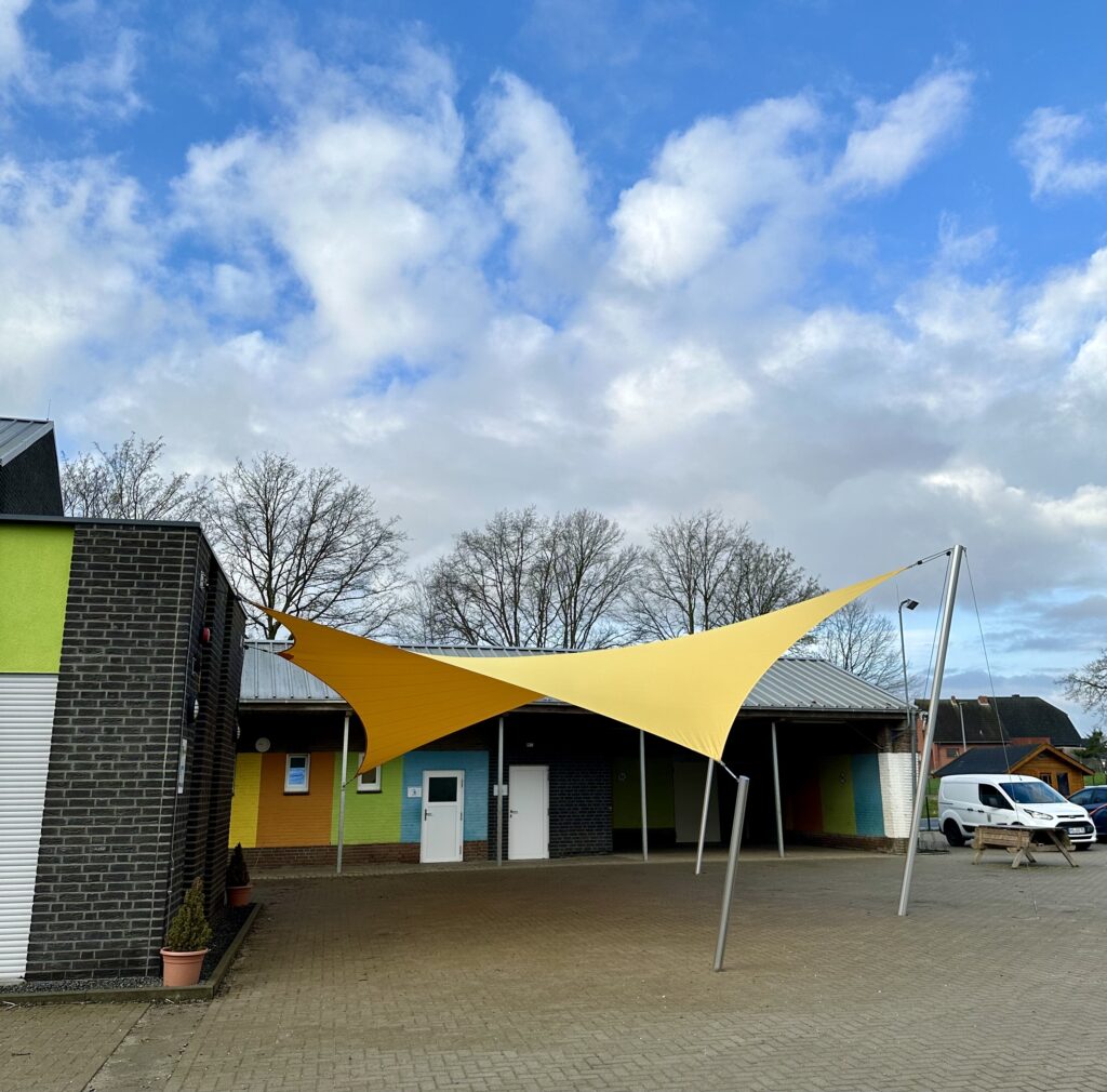 Schaduw-voor-de-kinderen-op-het-schoolplein - Manta Roofs Schaduw-voor-de-kinderen-op-het-schoolplein