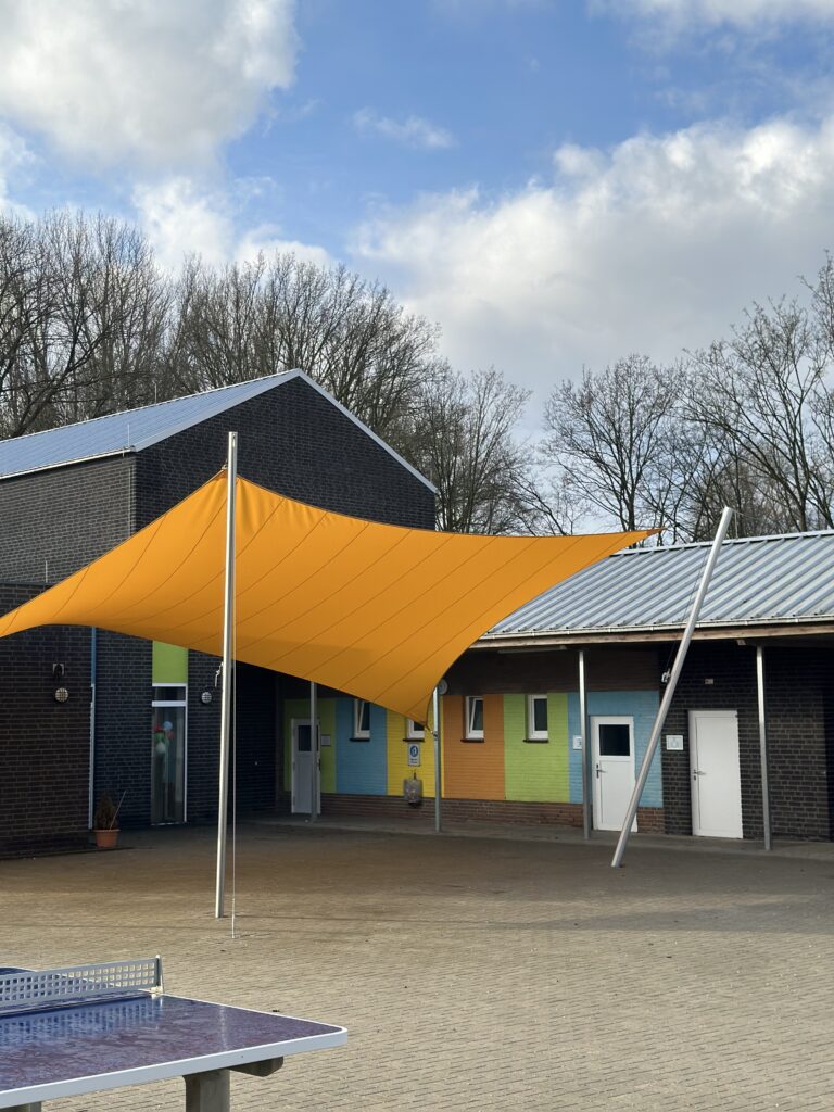 Schaduwdoek-op-maat-laten-plaatsen-waterdicht-stormvast-school - Manta Roofs Schaduwdoek-op-maat-laten-plaatsen-waterdicht-stormvast-school