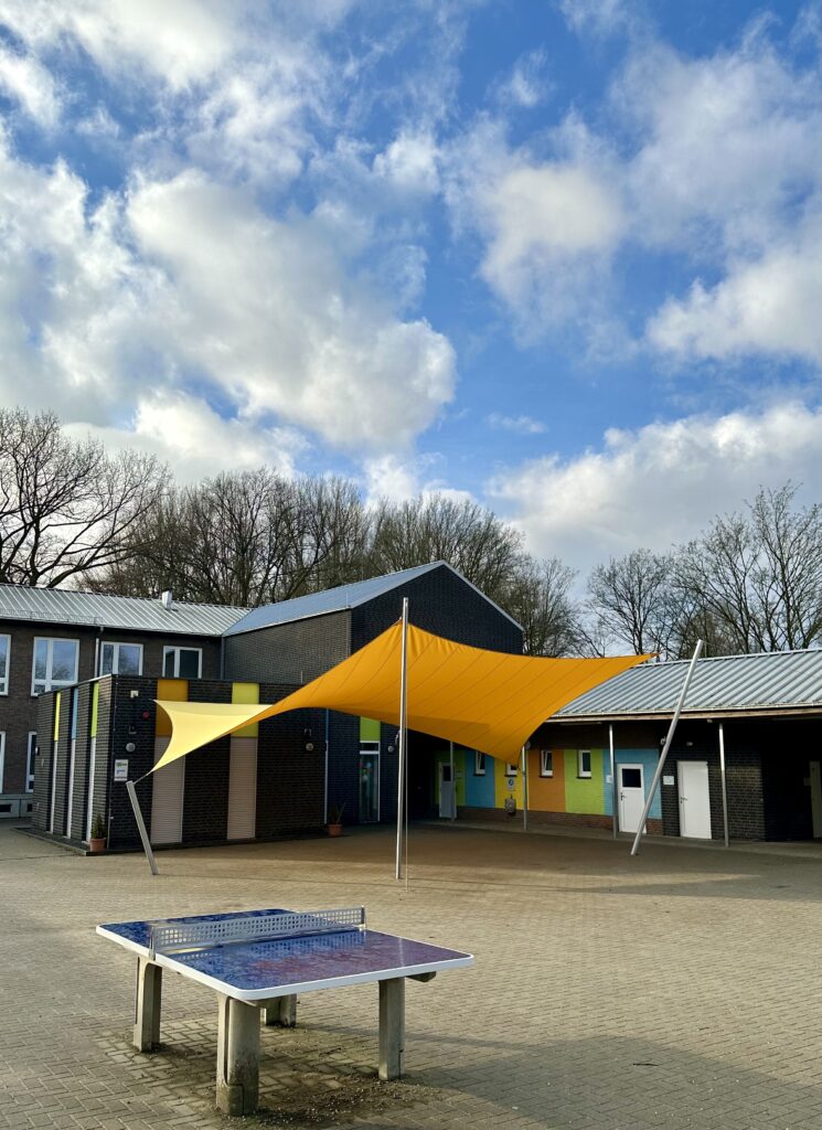 Westzipfehlschule-schattentuch-sonnensegel - Manta Roofs Waterdicht-schaduwdoek-op-het-schoolplein-laten-plaatsen