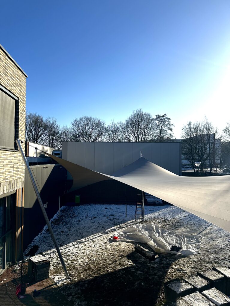 Zonwering-op-het-schoolplein - Manta Roofs Zonwering-op-het-schoolplein
