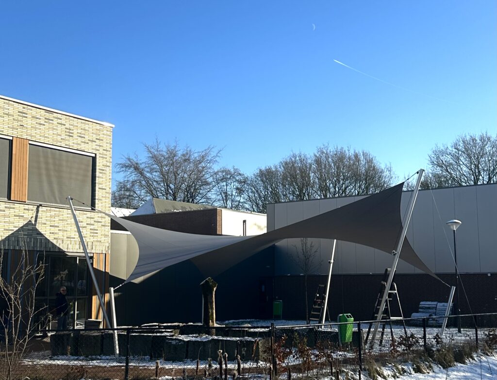 Zonwering-op-het-schoolplein-belangrijk - Manta Roofs Zonwering-op-het-schoolplein-belangrijk