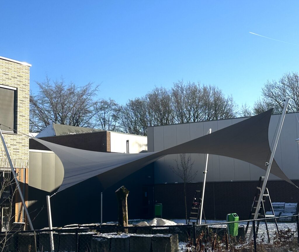 Zonwering-op-het-schoolplein-laten-plaatsen-Eindhoven - Manta Roofs Zonwering-op-het-schoolplein-laten-plaatsen-Eindhoven