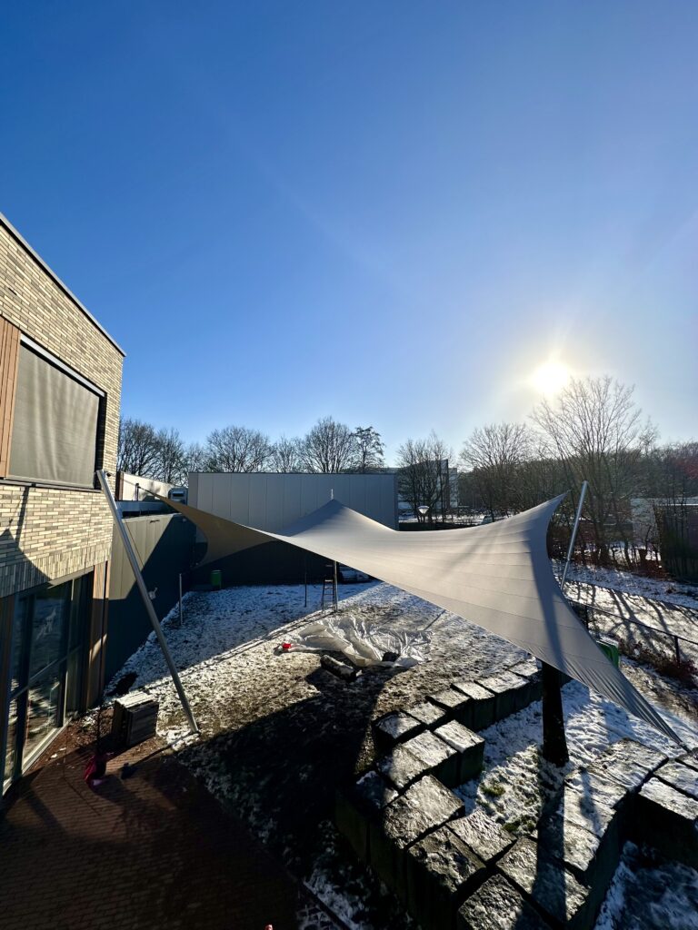Zonwering-schoolplein-overkapping-laten-plaatsen - Manta Roofs Zonwering-schoolplein-overkapping-laten-plaatsen