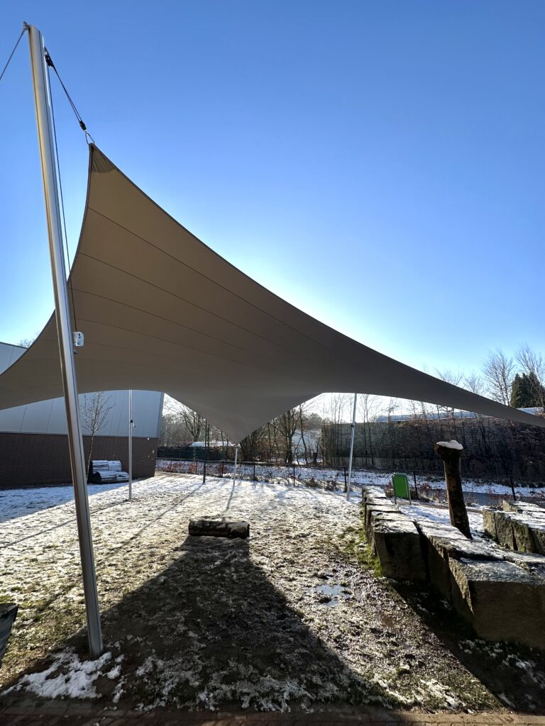 Zonwering-ter-bescherming-van-de-kinderen-met-Manta-Roofs - Manta Roofs Zonwering-ter-bescherming-van-de-kinderen-met-Manta-Roofs