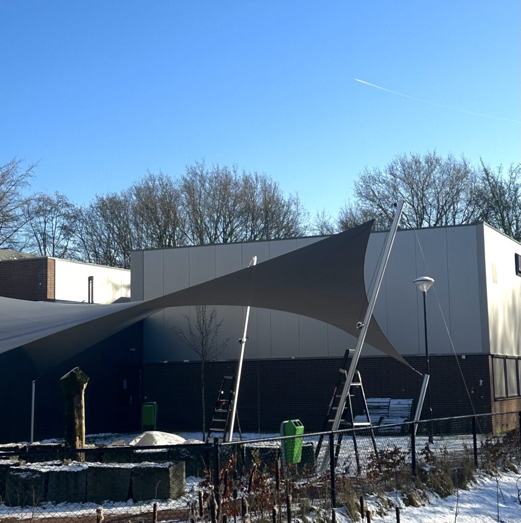Zonwering-waterdicht-schoolplein-maatwerk - Manta Roofs Zonwering-waterdicht-schoolplein-maatwerk