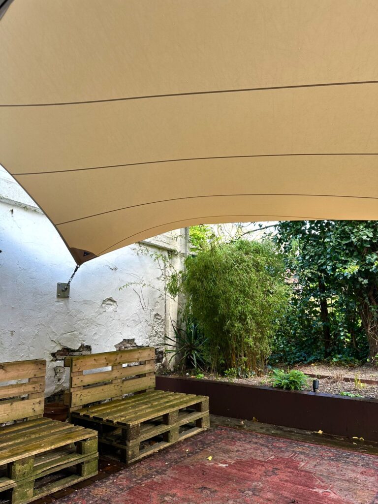 Beige-schaduwdoek-laten-plaatsen - Manta Roofs Beige-schaduwdoek-laten-plaatsen