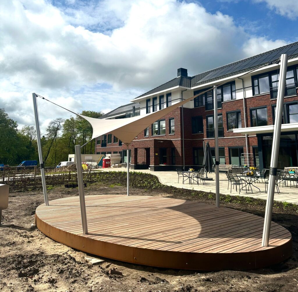 Het-zonnehuis-doorn-overkapping-van-zeildoek-podium - Manta Roofs Het-zonnehuis-doorn-overkapping-van-zeildoek-podium