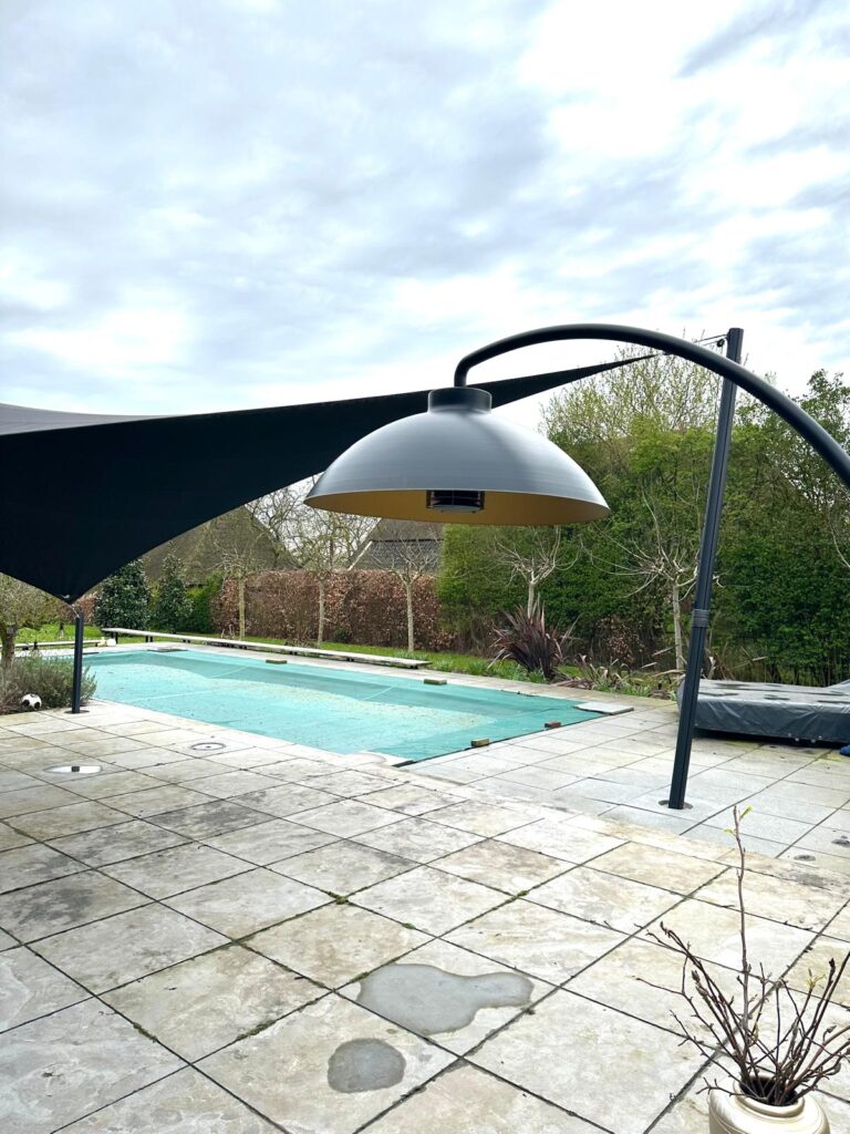 Luxe-schaduwdoek-bij-zwembad - Manta Roofs Luxe-schaduwdoek-bij-zwembad