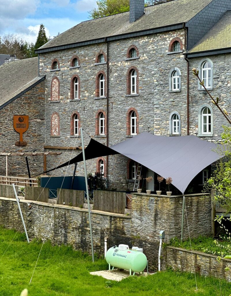 Schaduwdoek-Vielsalm-restaurant-zeildoek - Manta Roofs Schaduwdoek-Vielsalm-restaurant-zeildoek